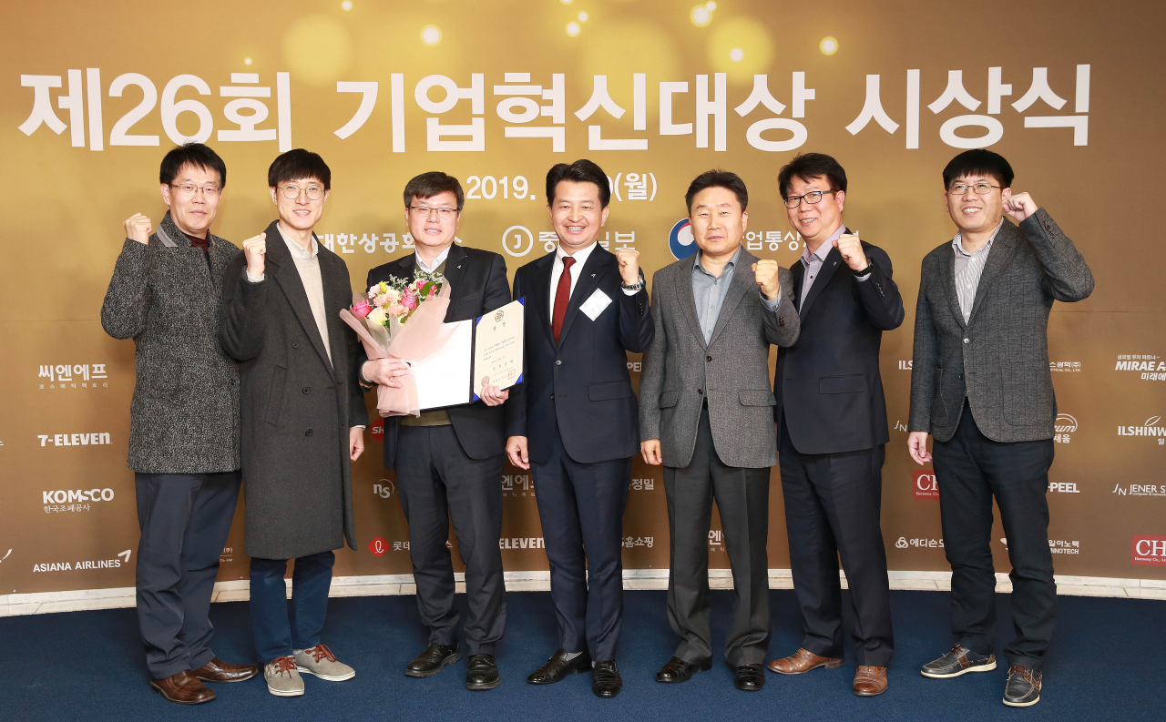 아시아나항공이 지난 9일 서울시 대한상공회의소에서 열린 '제26회 기업혁신대상 시상식'에서 국무총리상을 수상했다. 아시아나항공 경영지원본부 안병석 전무(왼쪽에서 네 번째)가 임직원들과 함께 기념촬영을 하고 있다. [아시아나항공 제공]