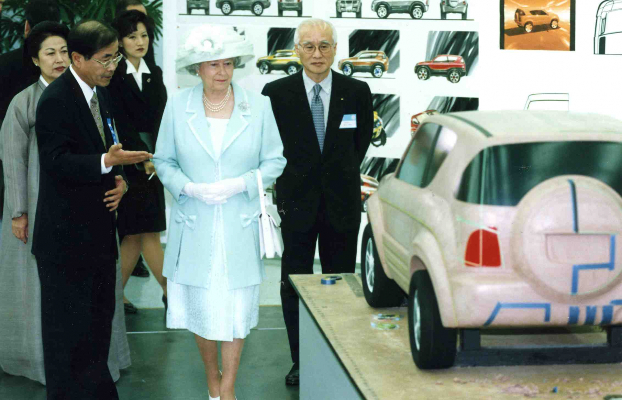 김우중 전 대우그룹 회장이 1999년 4월 20일 한국을 방문한 엘리자베스 2세 영국여왕에게 한국의 경제, 문화 등을 설명해주고 있다. [연합뉴스]