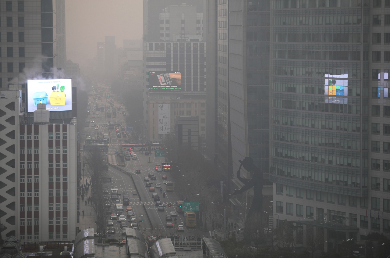 올겨울 첫 미세먼지 비상저감조치가 내려진 10일 오전 서울 시내 일대가 먼지로 뿌옇게 뒤덮여있다. [연합]