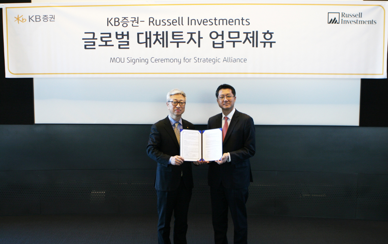 지난 9일 서울 여의도에서 KB증권이 글로벌 자산운용사 러셀 인베스트먼트(Russell Investments)와 글로벌 대체투자 업무제휴협약(MOU)을 체결하고 KB증권 이형일 전무(왼쪽)와 러셀 인베스트먼트 김유석 대표가 기념사진을 촬영하고 있다. [KB증권 제공]