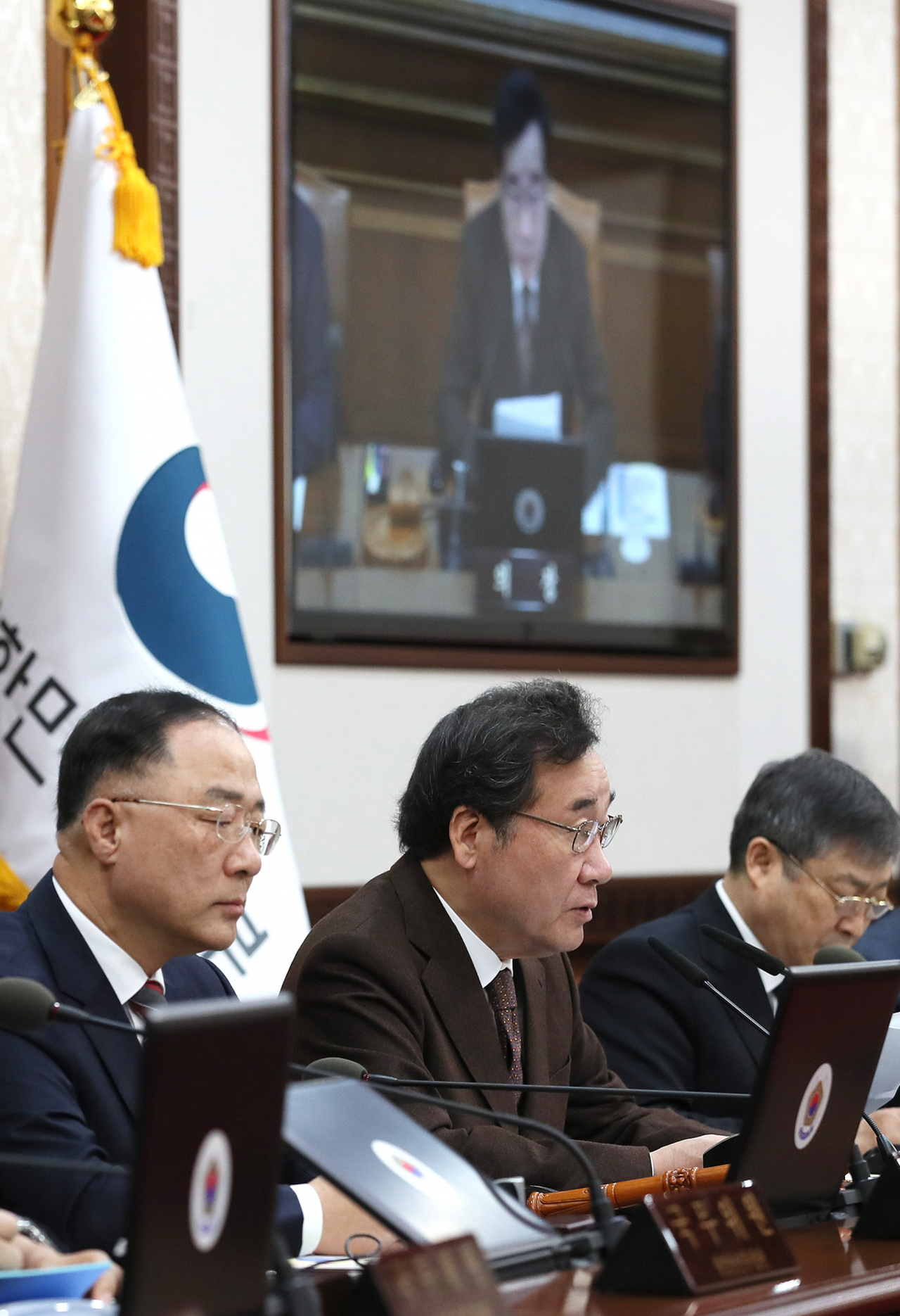 이낙연(가운데)국무총리가 10일 오전 정부서울청사에서 열린 국무회의에서 모두발언하고 있다. ［연합］