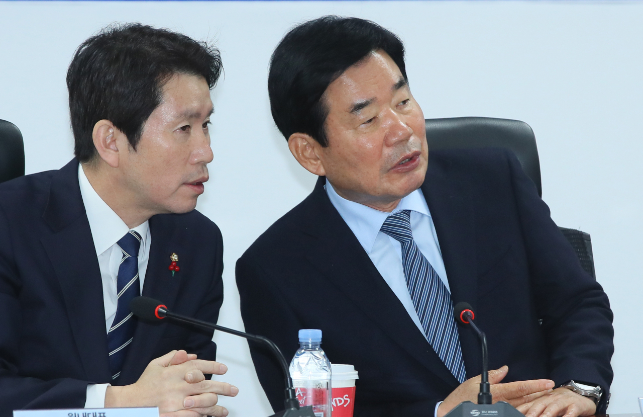 더불어민주당 이인영 원내대표(왼쪽)와 김진표 국가경제자문회의 의장이 6일 국회 의원회관에서 열린 국가경제자문회의 전체회의에서 논의하고 있다. 연합뉴스
