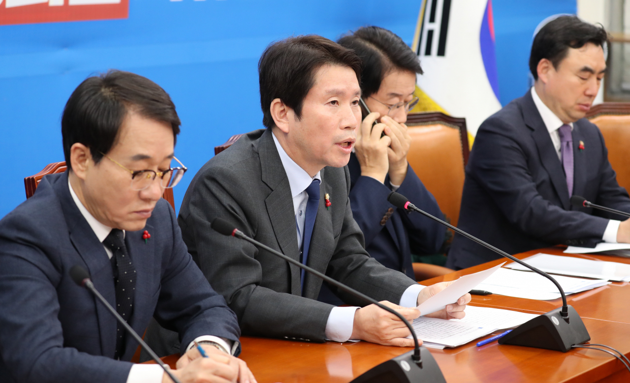 더불어민주당 이인영 원내대표(왼쪽 두 번째)가 10일 오전 서울 여의도 국회에서 열린 원내대책회의-상임위간사단 연석회의에서 발언하고 있다. 연합뉴스