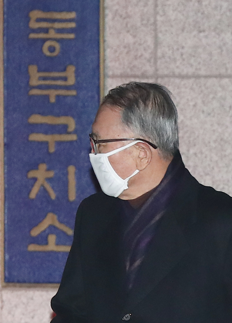 김기춘 전 대통령비서실장의 보수단체 불법 지원 사건 상고심을 심리하는 대법원 3부는 지난달 28일 "구속사유가 소멸됐다"며 이달 4일자로 김 전 실장에 대한 구속 취소를 결정했다. [연합]