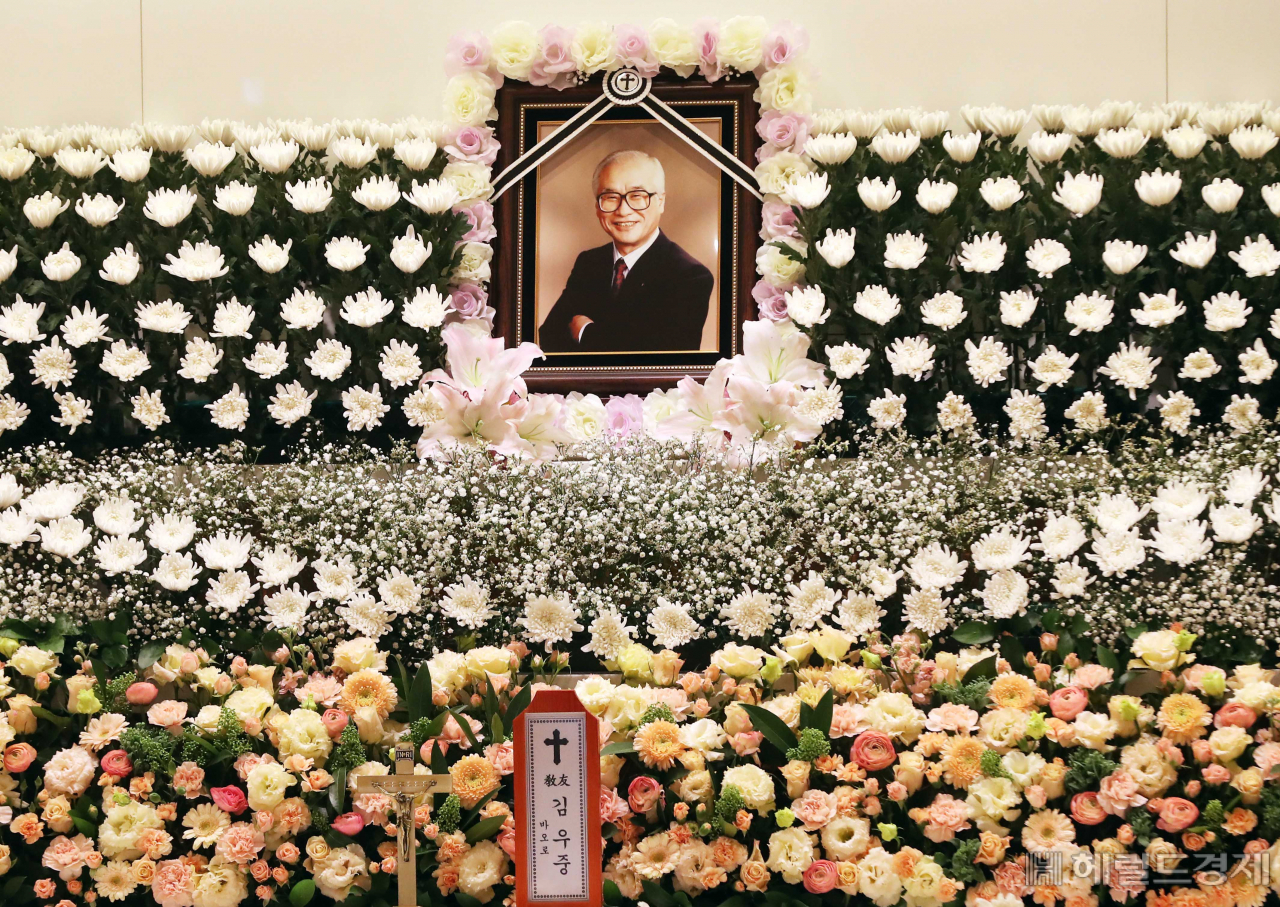 10일 오전 경기도 수원 아주대병원 장례식장에 故 김우중 전 대우그룹 회장의 빈소가 마련됐다. 故김우중 전 대우그룹 회장은 9일 오후 11시 50분 수원 아주대병원에서 숙환으로 별세했다. 이상섭 기자/babtong@heraldcorp.com