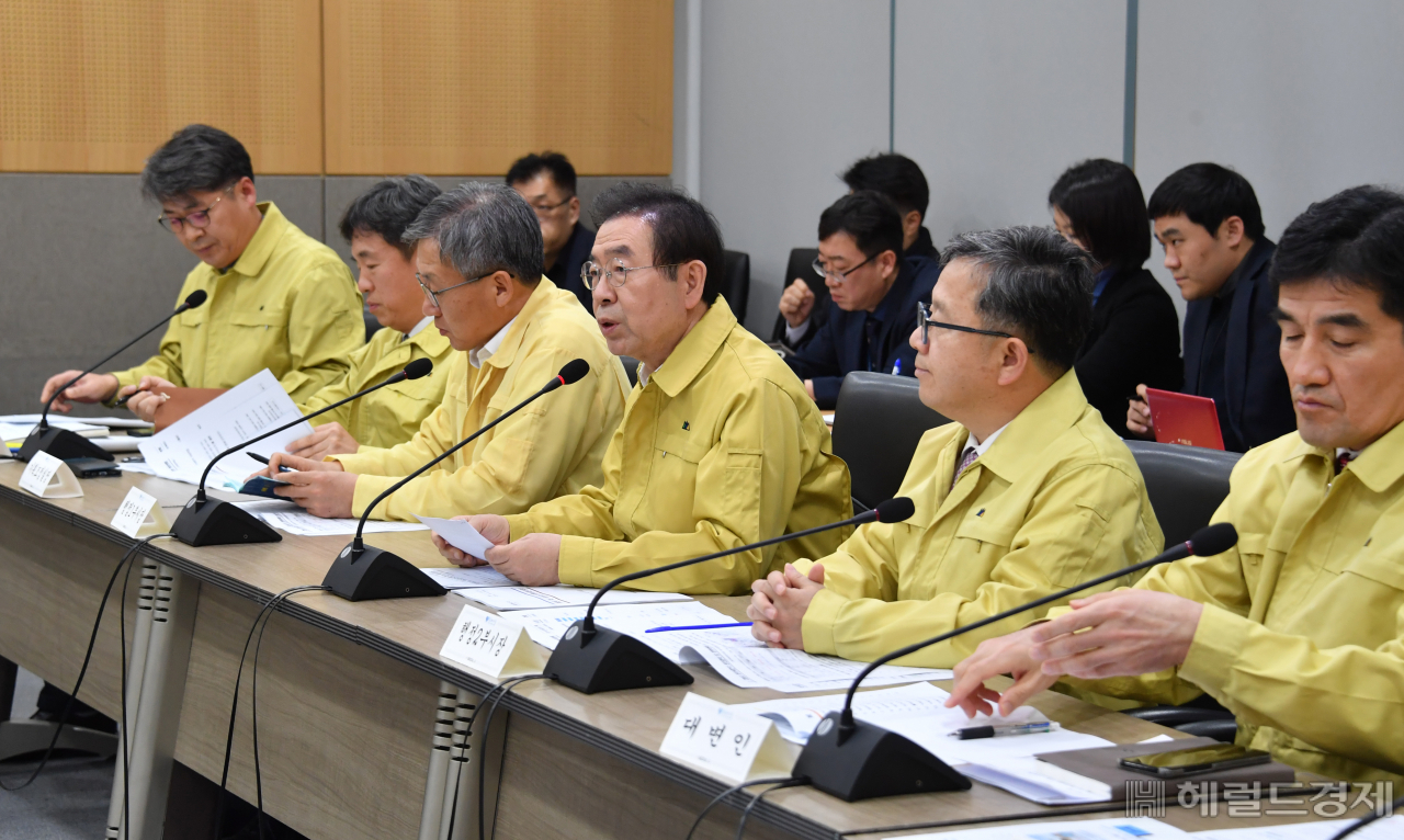 박원순 서울시장이 지난 9일, 미세먼지 재난안전대책회의를 열고 관계자들에게 미세먼지 저감 조치를 확실히 시행하도록 지시하고 있다. 이번 미세먼지 비상저감조치 시행으로 10일 오후 9시까지 서울 전 지역에서 배출가스 5등급 차량운행이 제한되고 미세먼지 배출사업장의 운영시간 단축 등 조치가 이뤄진다. ［서울시]