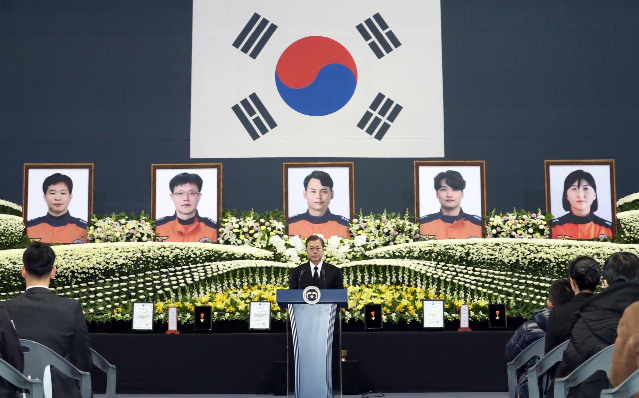 문재인 대통령이 10일 오전 대구 달서구 계명대 체육관에서 열린 독도 해역 헬기 추락사고 순직 소방항공대원 합동 영결식에서 추도사를 하고 있다. 연합뉴스