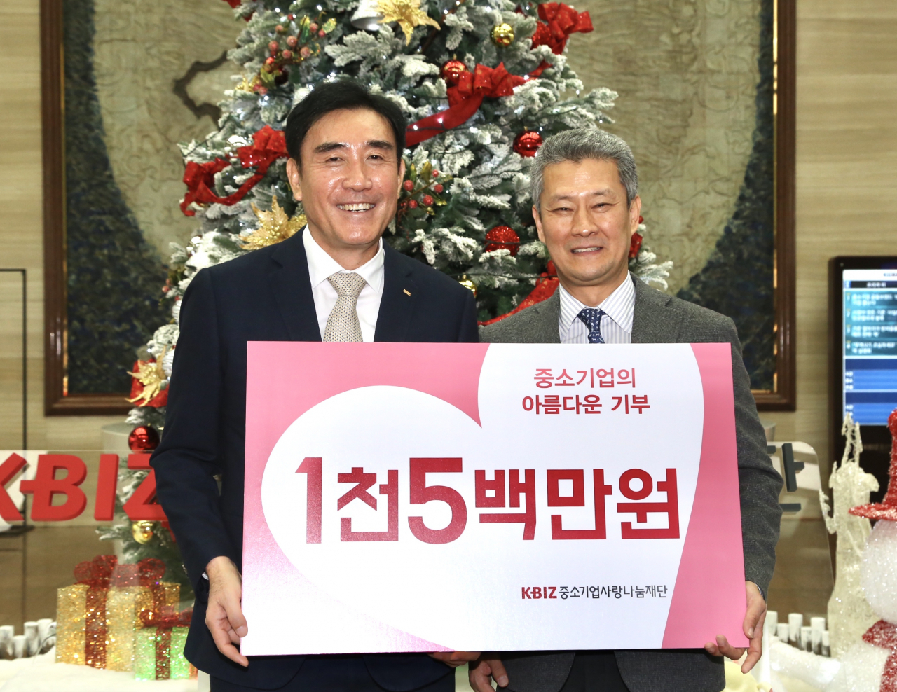 심승일 삼정가스공업㈜ 대표이사(왼쪽)가 10일 중소기업 사랑나눔재단에 성금을 전달하고 있다.