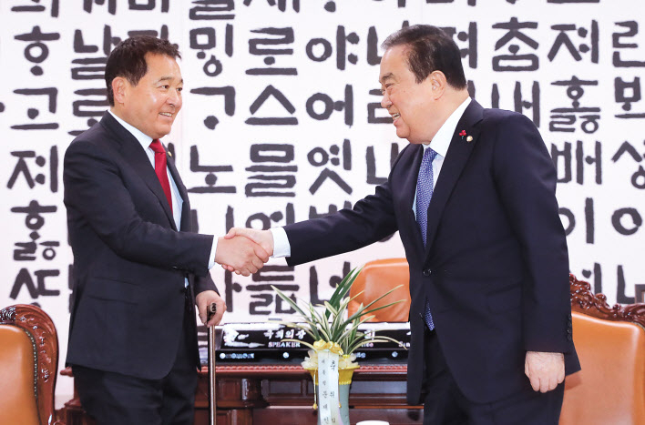 문희상 국회 의장(오른쪽)과 심재철 자유한국당 신임 원내대표가 지난 9일 국회 의장실에서 열린 문 의장과 여야3당 원내대표 회동에서 첫 인사를 나누고 있다. [연합]