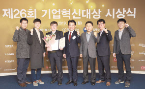 아시아나항공 경영지원본부 안병석 전무(왼쪽 네 번째)가 임직원들과 함께 기념촬영을 하고 있다. [아시아나항공 제공]