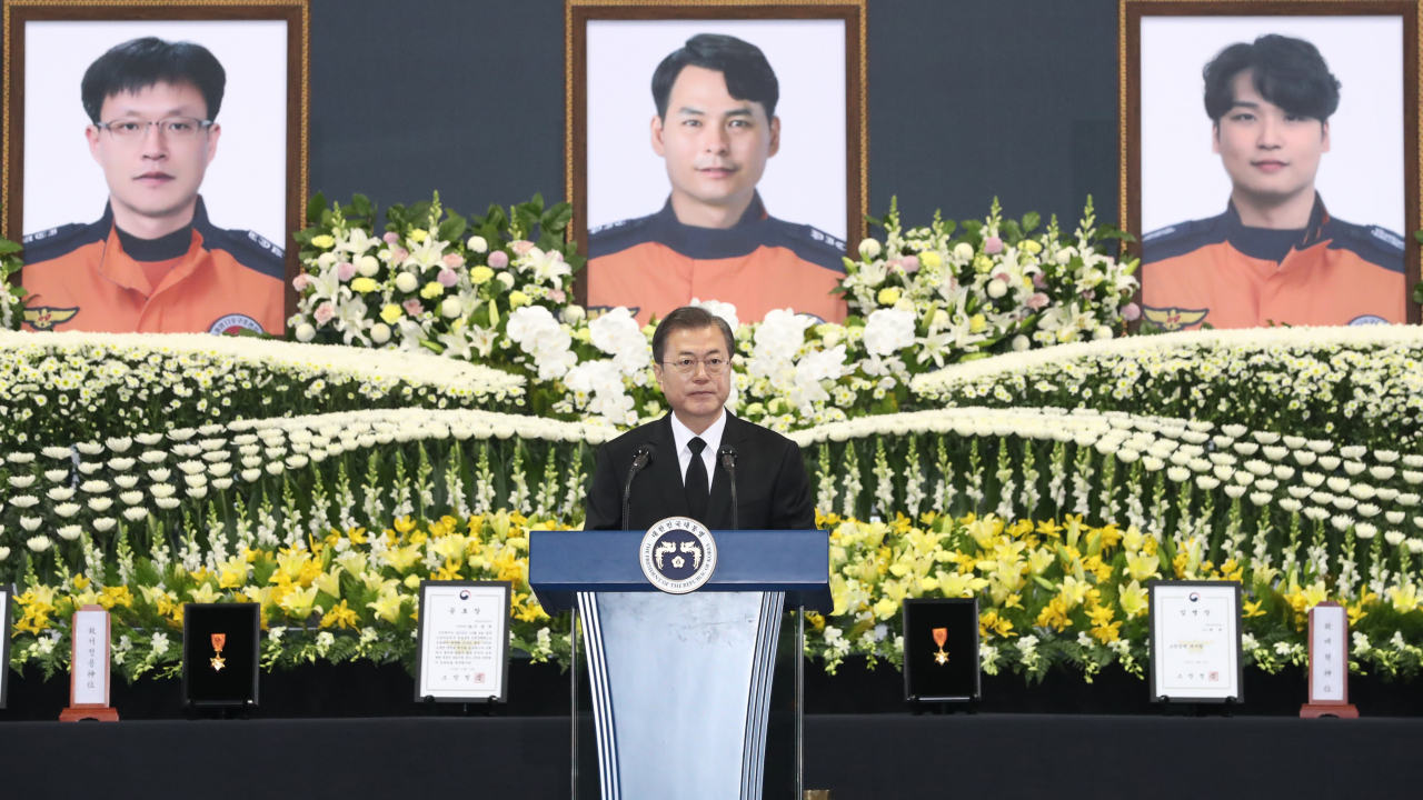 문재인 대통령이 10일 오전 대구 달서구 계명대 체육관에서 열린 독도 해역 헬기 추락사고 순직 소방항공대원 합동영결식에서 추도사를 하고 있다. [연합]