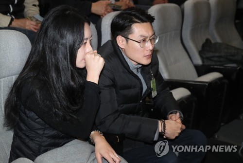 스쿨존에서 발생한 교통사고로 숨진 고(故) 김민식 군 어머니 박초희 씨와 아버지 김태양 씨가 10일 국회 본회의장 방청석에서 스쿨존 내 과속단속 카메라 설치를 의무화하는 이른바 '민식이법'과, 주차장 안전관리 강화를 위한 이른바 '하준이법'의 의결 모습을 지켜보고 있다. [연합]