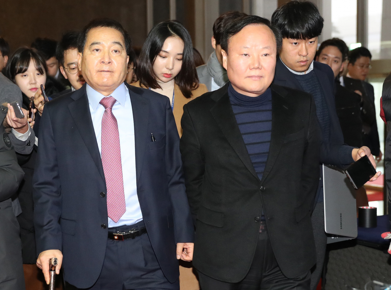 자유한국당 심재철 원내대표(왼쪽)와 김재원 정책위의장 등이 10일 국회에서 열린 의원총회에 참석하고 있다. [연합]
