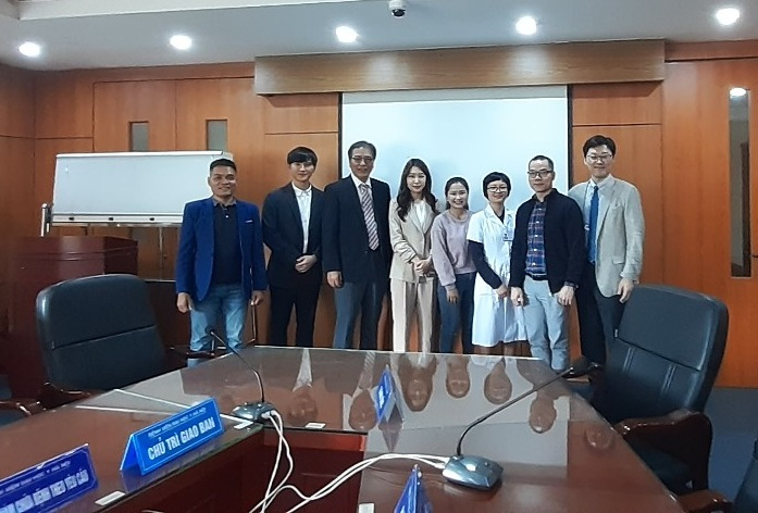 GC녹십자지놈과 GC녹십자의료재단이 베트남에서 유전자 검사를 해주고 설명을 곁들이며 이 나라 유전자시장 진출을 조심스럽게 타진했다. 사진은 양국 유전자 분야 전문가들의 기념촬영 모습.