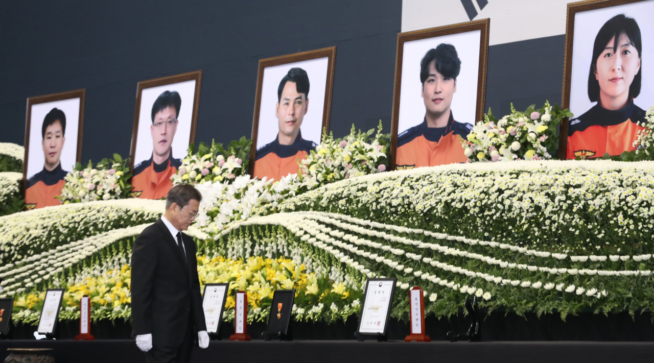 문재인 대통령이 10일 오전 대구 달서구 계명대 체육관에서 열린 독도 해역 헬기 추락사고 순직 소방항공대원 합동영결식에 참석, 분향하는 모습. [연합]