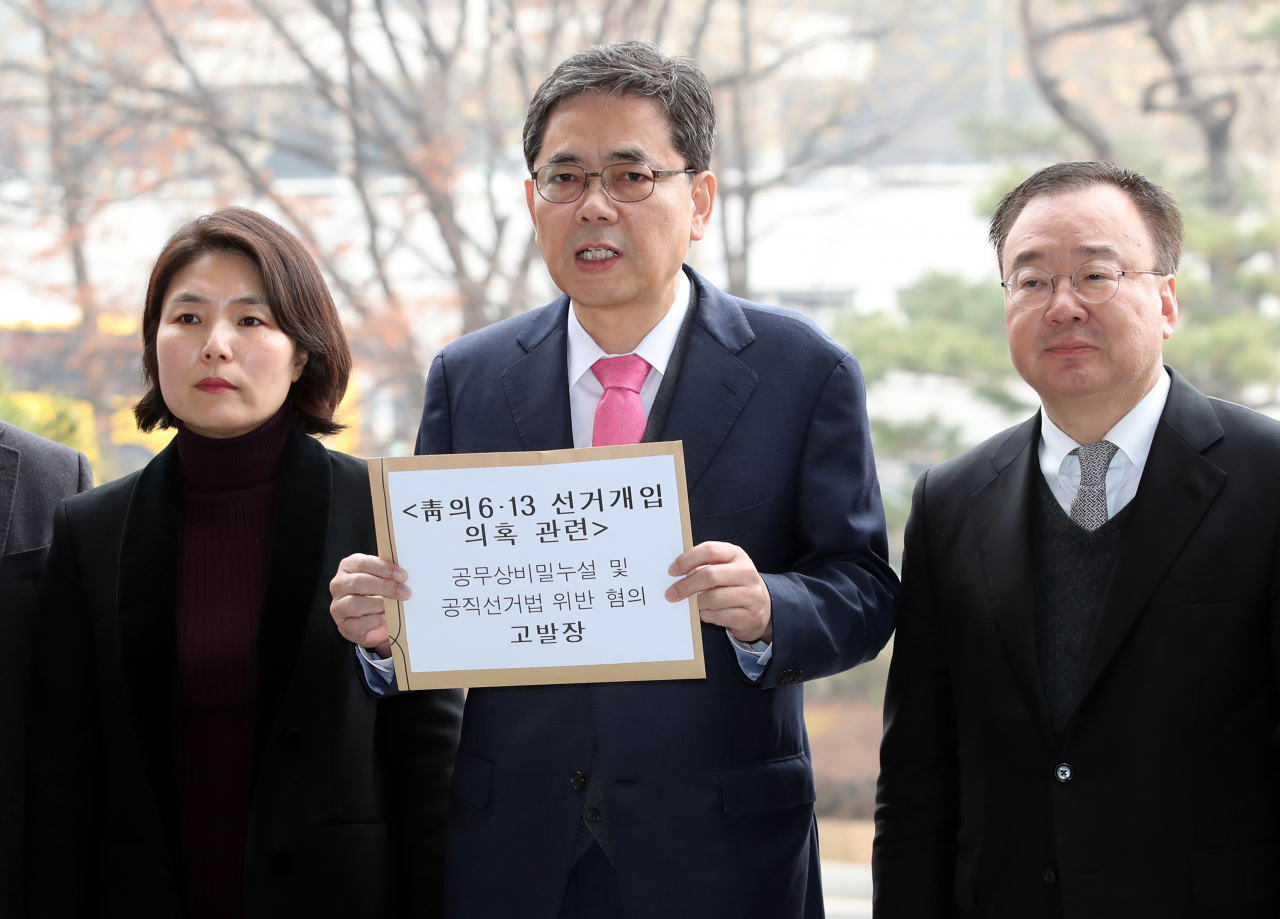 자유한국당 감찰농단진상조사특별위원회 곽상도 위원장(가운데)과 전희경(왼쪽), 강효상 의원이 10일 서울 서초구 대검찰청에서 송철호 울산시장과 송병기 울산시 경제부시장, 장모 전 청와대 행정관을 공무상비밀누설 및 공직선거법 위반 혐의 등으로 검찰 고발에 앞서 취재진에게 입장을 밝히고 있다. [연합]