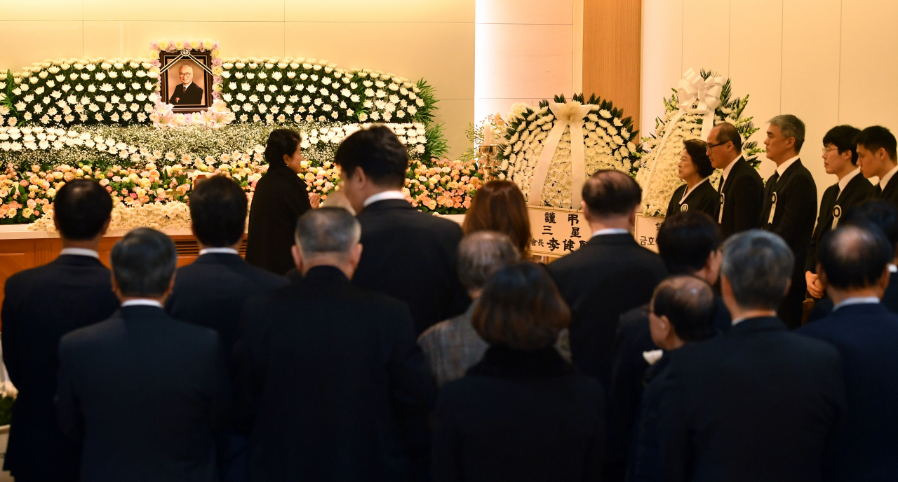 10일 오후 경기도 수원시 아주대병원 장례식장에 마련된 김우중 전 대우그룹 회장 빈소에 조문객 발길이 이어지고 있다. 연합뉴스