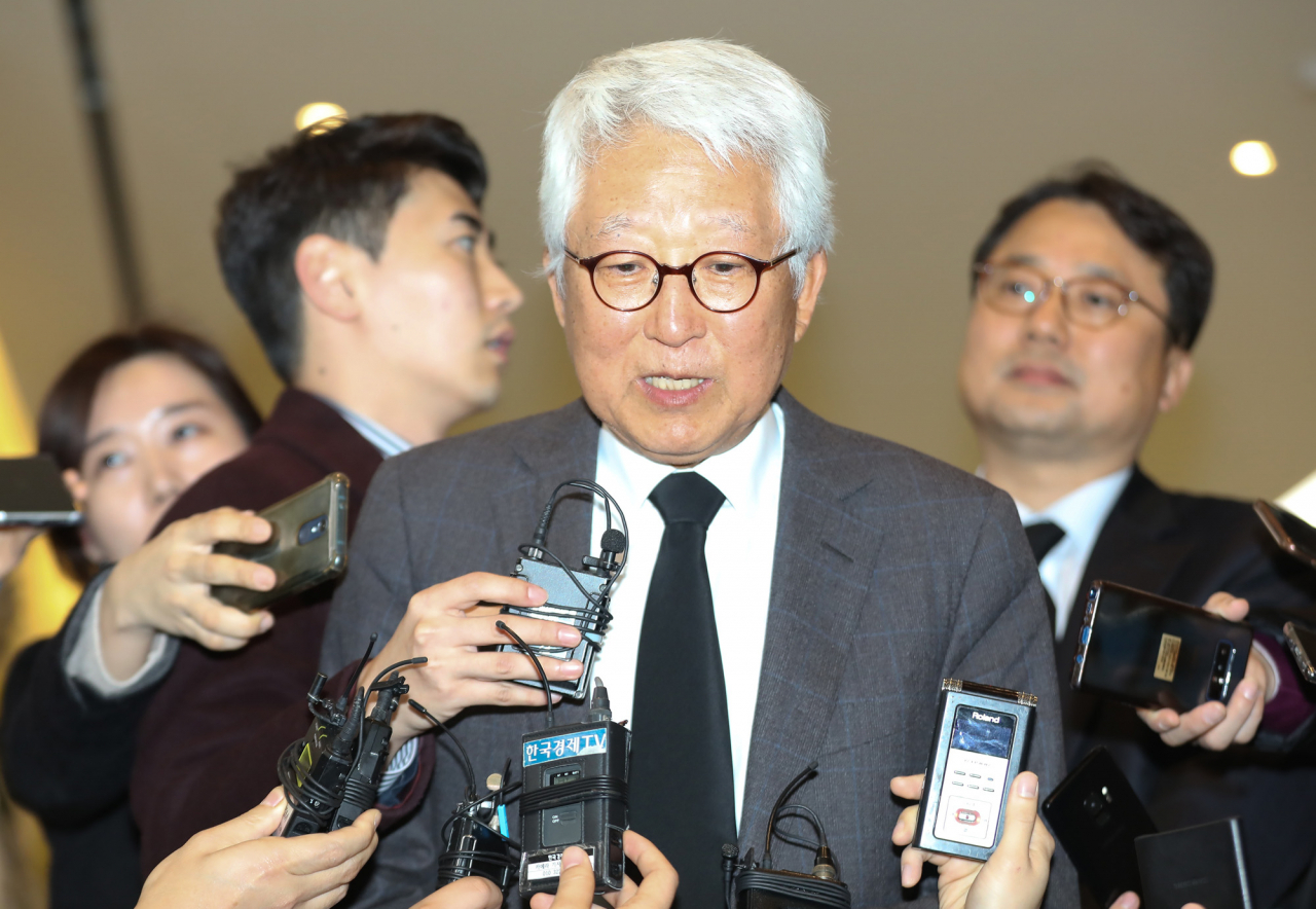 배순훈 전 대우전자 회장이 10일 오후 경기도 수원시 아주대병원 장례식장에 마련된 김우중 전 대우그룹 회장 빈소를 찾아 조문을 마친 후 취재진 질문에 답하고 있다. 연합뉴스