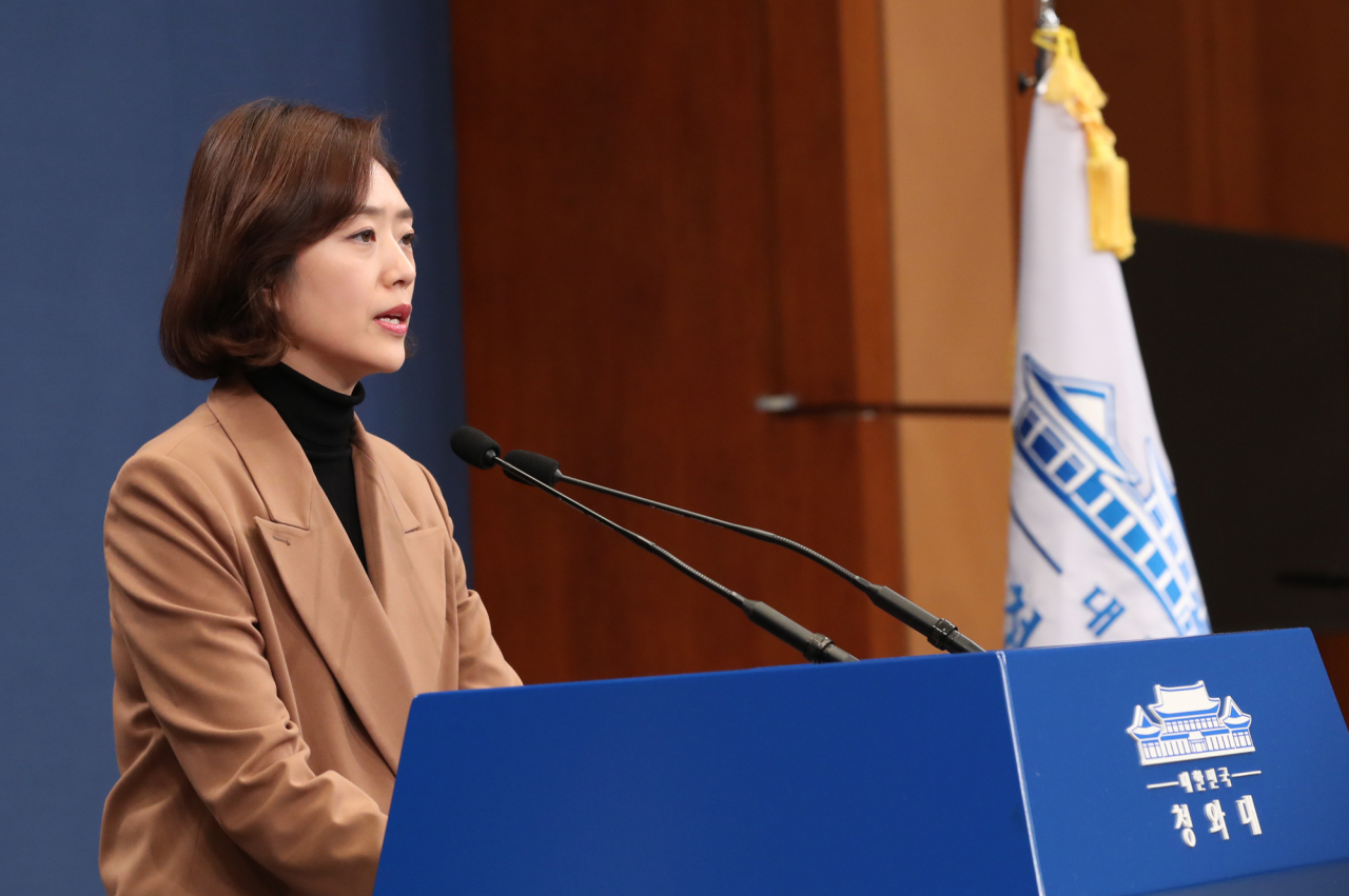 Cheong Wa Dae spokesperson Ko Min-jung announces the plans for trilateral summit with China and Japan on Tuesday. Yonhap