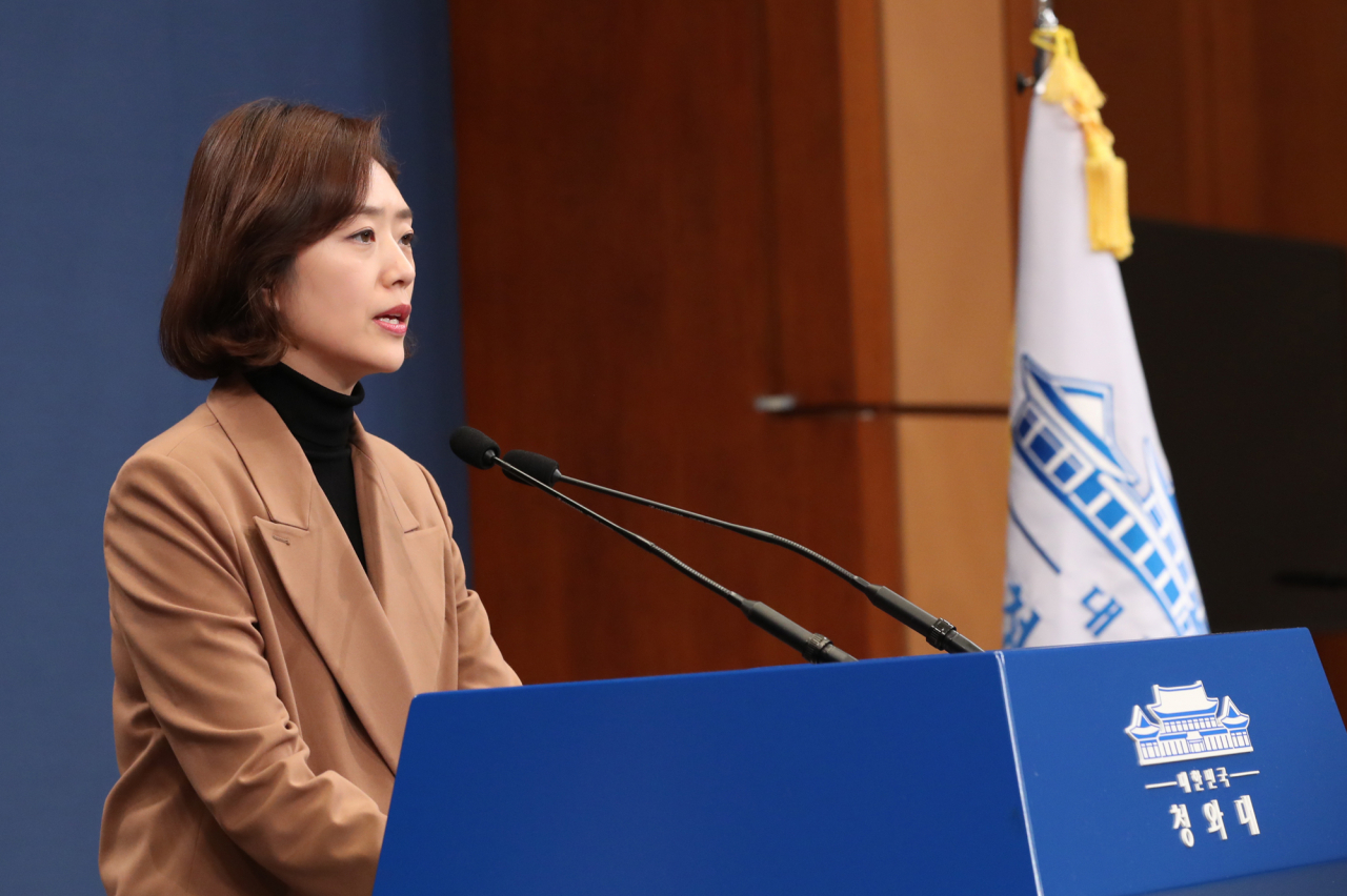 고민정 청와대 대변인이 10일 오후 청와대 춘추관 대브리핑룸에서 문재인 대통령이 오는 24일 중국 쓰촨(四川)성 청두(成都)에서 열리는 한중일 정상회의에 참석하기 위해 23일부터 1박 2일 일정으로 중국을 방문한다고 발표하고 있다. 연합뉴스