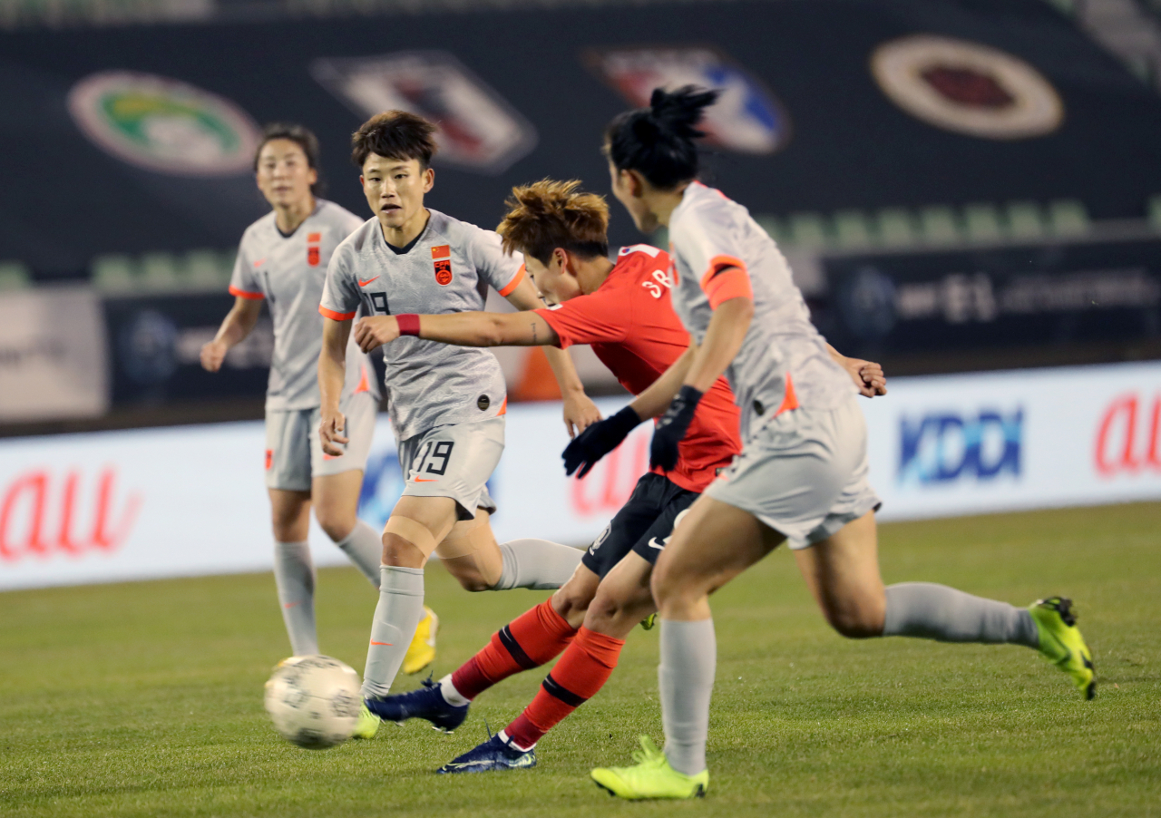 10일 오후 부산 구덕운동장에서 열린 동아시안컵 여자축구대회 한국과 중국의 경기에서 전설빈이 강슛을 날리고 있다. 연합뉴스