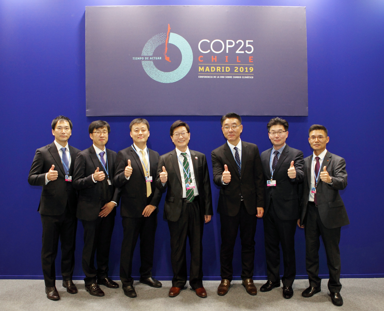 황창화 한난사장(가운데)가 COP25에서 온실가스 감축노력을 홍보했다.[한난제공]