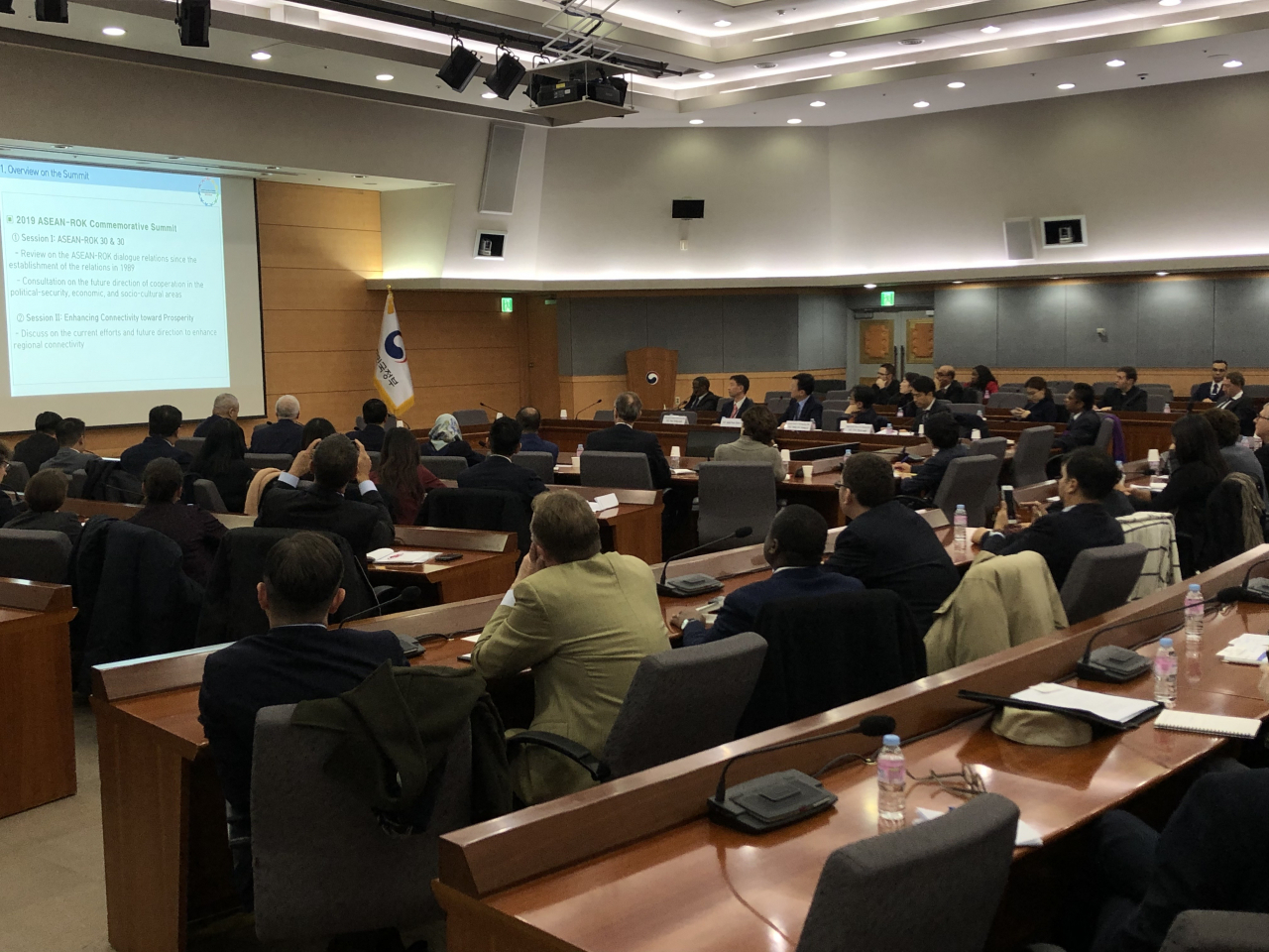 외교부가 10일 서울 도렴동 외교부 청사에서 주한 외교사절단을 초청해 '한-아세안 특별정상회의' 결과 설명회를 진행하고 있다. [외교부 제공]