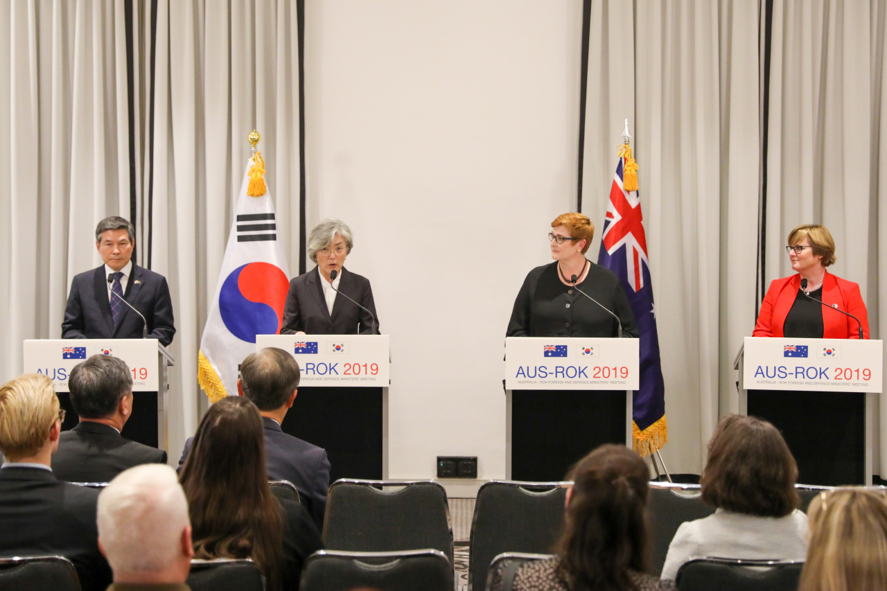 10일(현지시간) 호주 시드니에서 열린 '제4차 한-호주 외교·국방(2+2) 장관회의'종료 후 정경두 국방부 장관(왼쪽부터)과 강경화 외교부 장관, 호주 마리스 페인(Marise Payne) 외교 장관, 린다 레이놀즈(Linda Reynolds) 국방 장관이 공동기자회견을 하고 있다. [외교부 제공]