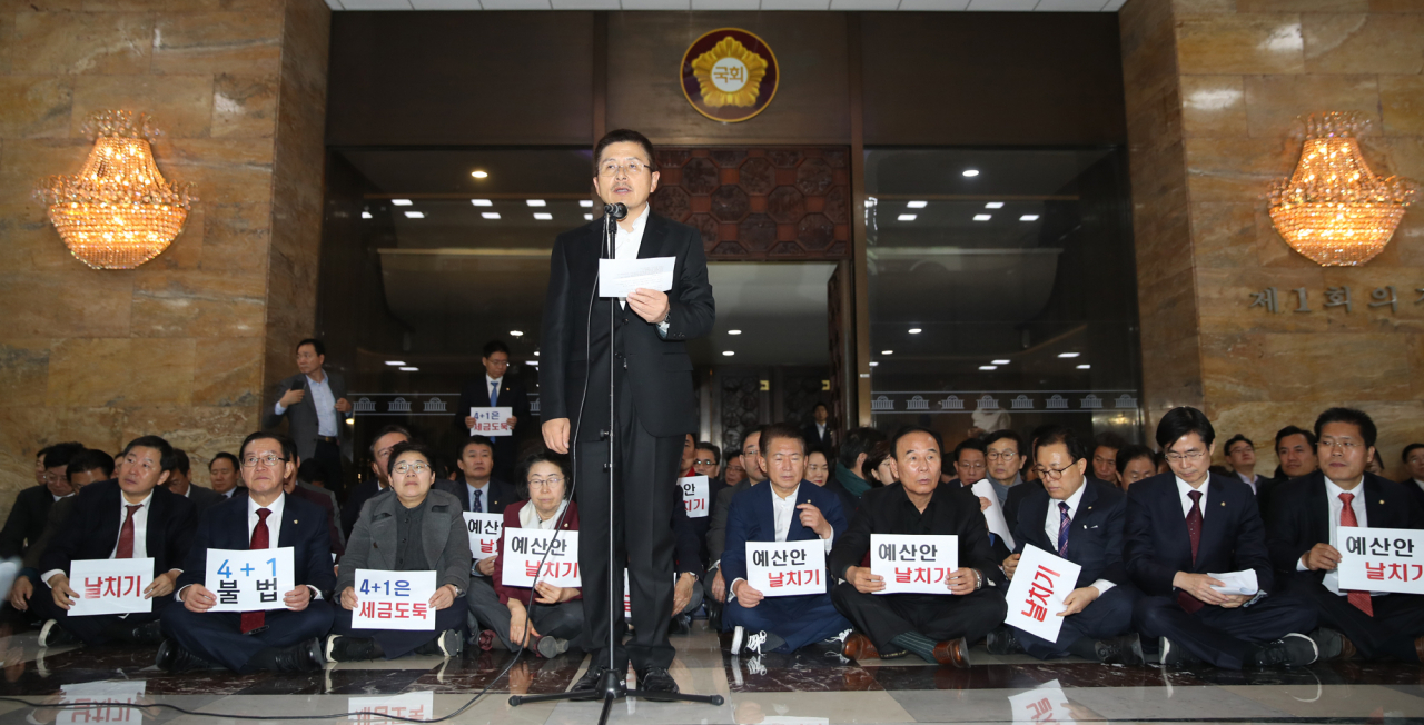 황교안 자유한국당 대표와 의원들이 11일 오전 서울 여의도 국회 본회의장 앞에서 의원총회를 열고 문희상 국회의장과 더불어민주당의 내년도 예산안 본회의 통과를 규탄하고 있다. [연합]