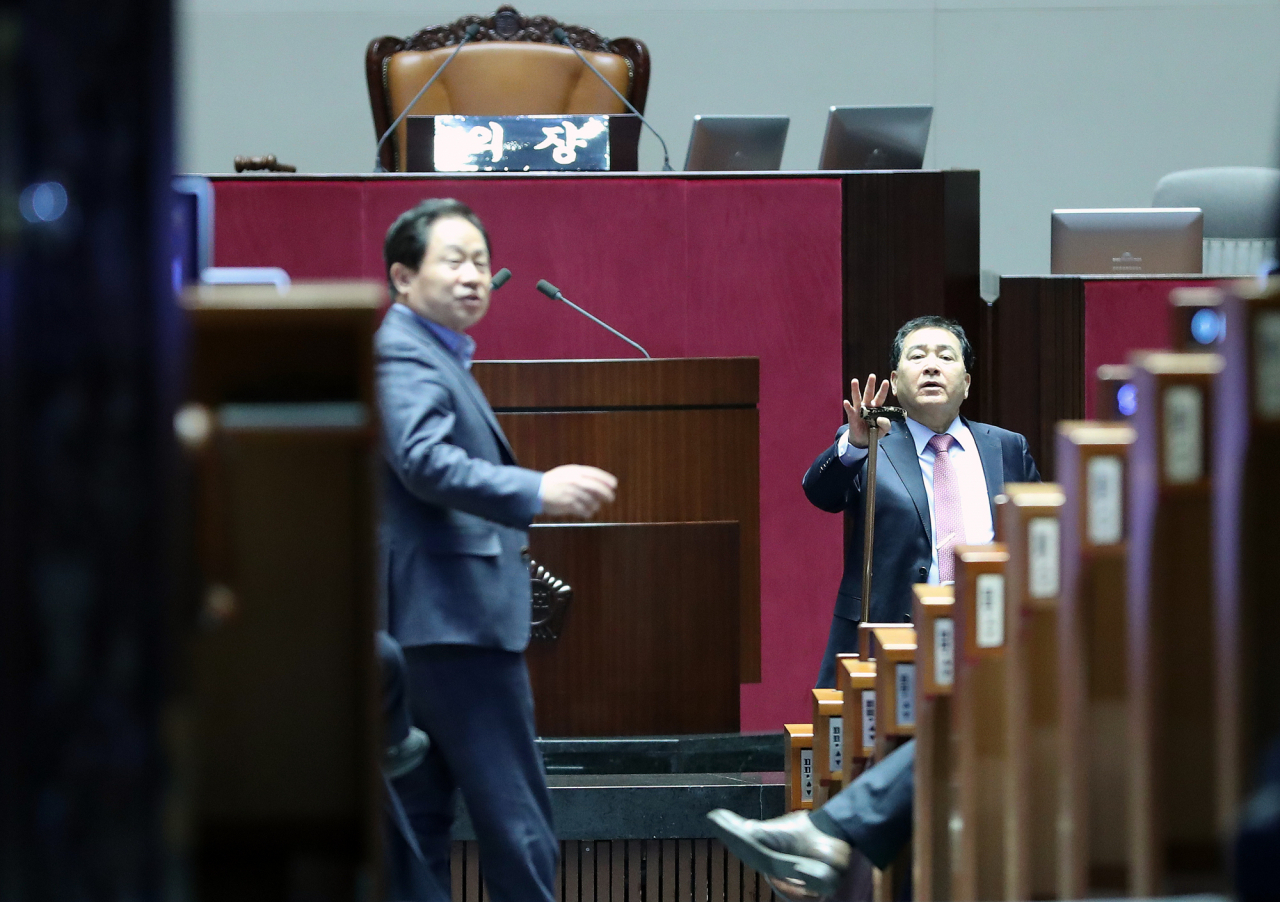 심재철 자유한국당 원내대표가 20대 정기국회가 종료된 11일 오전 서울 여의도 국회 본회의장에서 의원들과 대화하고 있다. [연합]