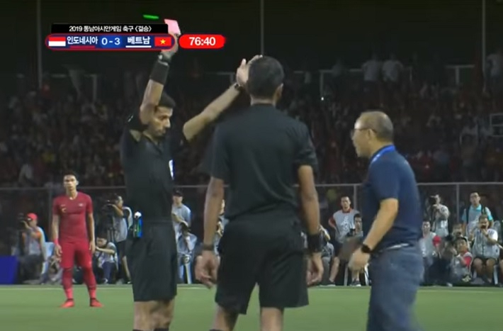 2019 동남아시안게임 남자 축구 결승전에서 인도네시아를 상대로 60년 만에 우승을 차지한 박항서 베트남 축구 대표팀 감독이 경기 도중 심판에게 항의하다 레드카드를 받는 모습. [유튜브 영상 캡처]
