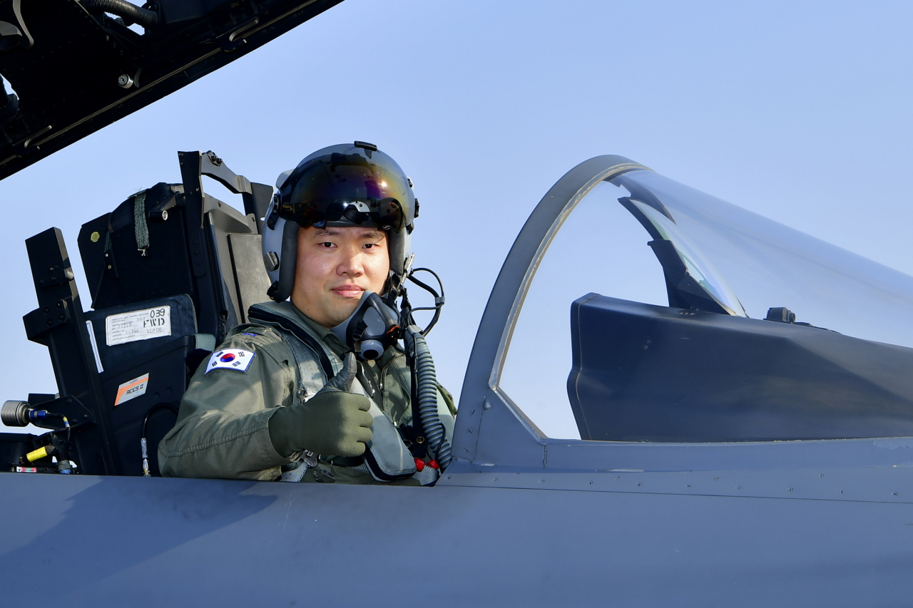 올해의 '탑건'에 선정된 F-15K 전투기 조종사 조영재 소령.[사진=공군]