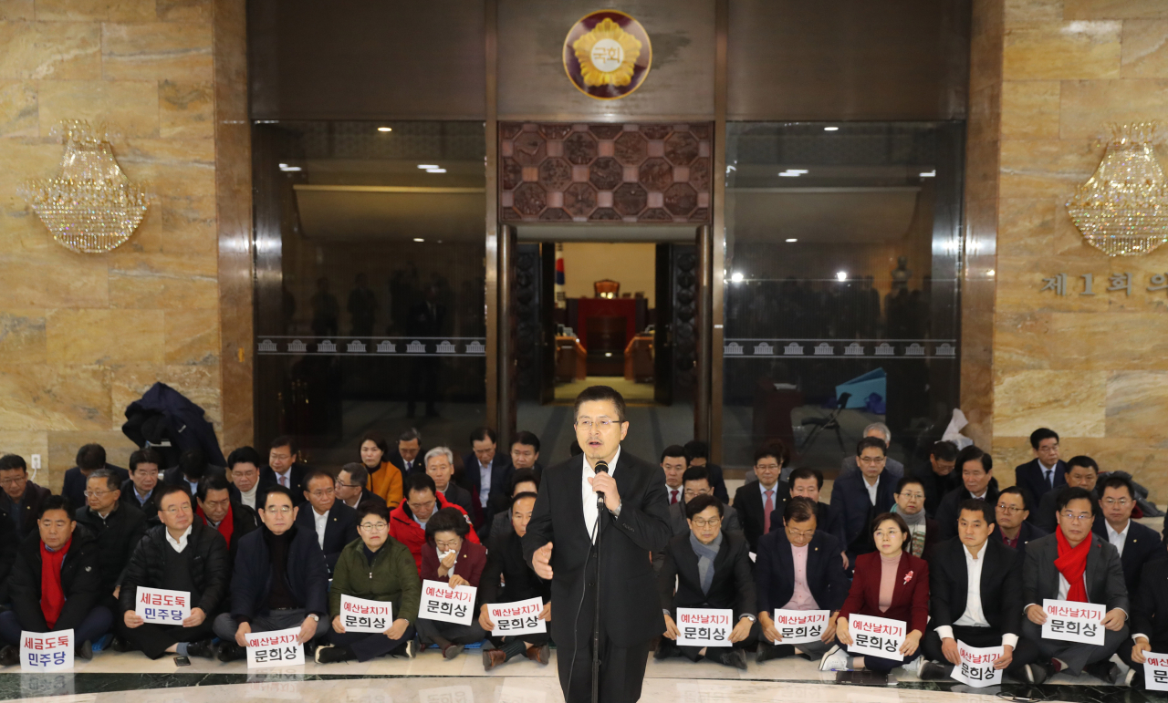 자유한국당 황교안 대표가 11일 오전 서울 여의도 국회 본청 로텐더홀에서 열린 예산안 날치기 세금도둑 규탄대회에서 발언하고 있다. [연합]