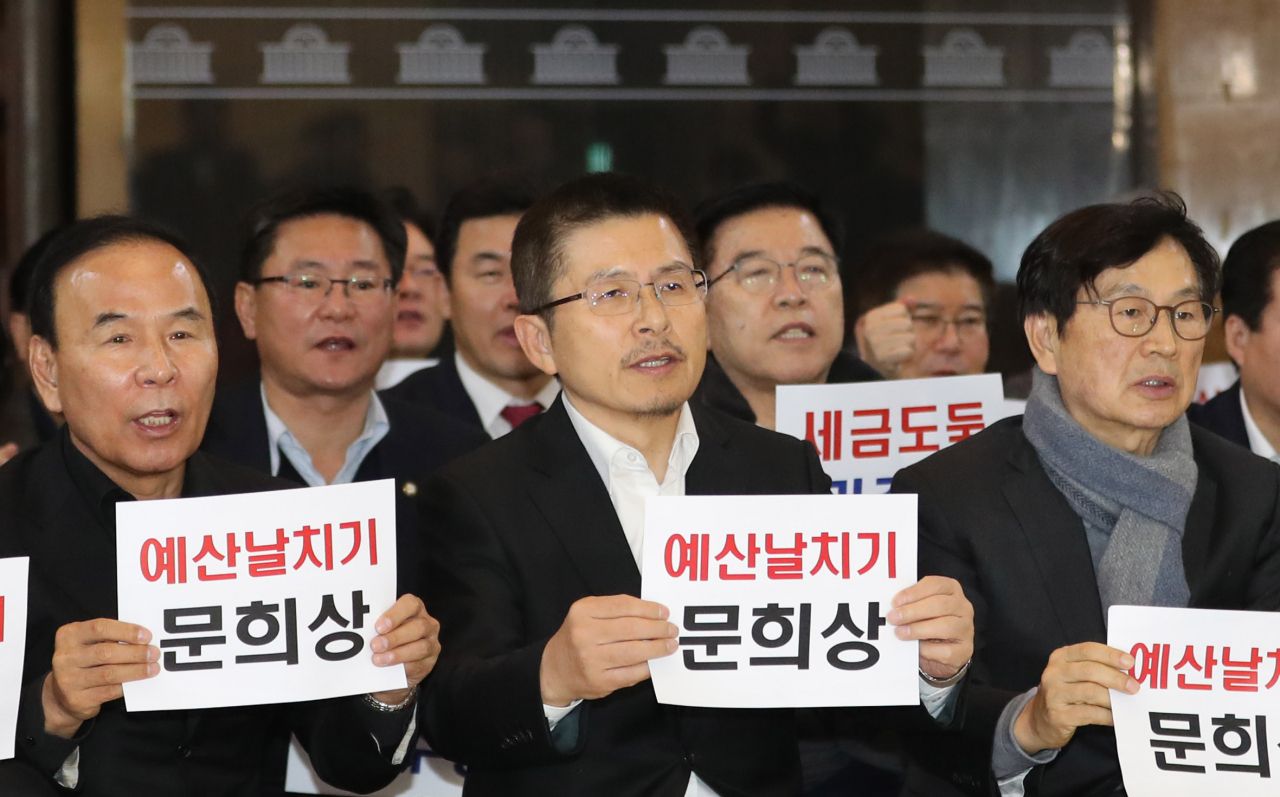 자유한국당 황교안 대표와 의원들이 11일 오전 서울 여의도 국회 본청 로텐더홀에서 열린 예산안 날치기 세금도둑 규탄대회에서 구호를 외치고 있다. [연합]