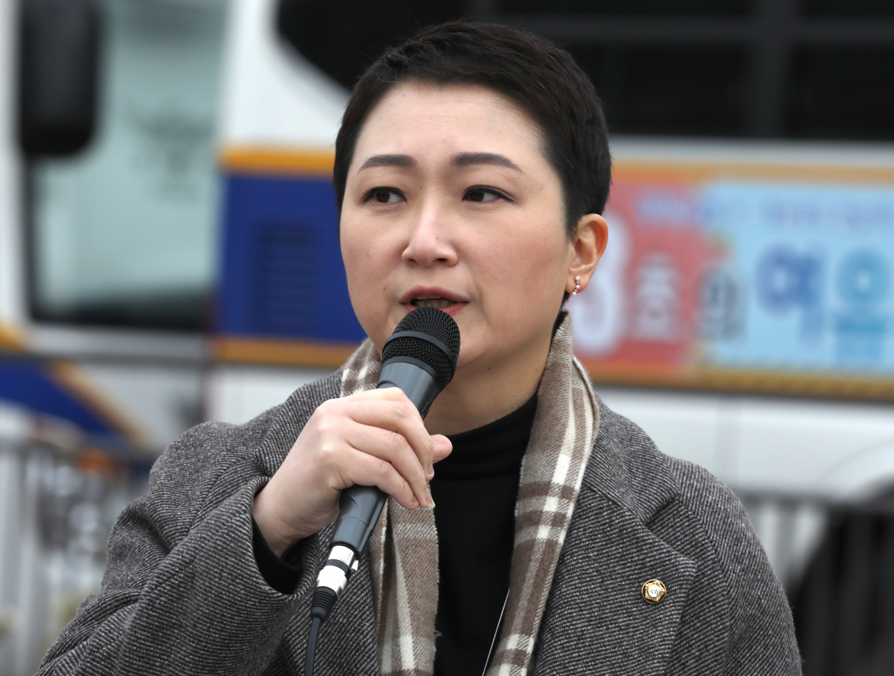 3일 오전 서울 종로구 청와대 분수대 앞에서 열린 '국기문란 선거 개입 문재인 규탄 및 진상규명 촉구 기자회견'에서 이언주 미래를 향한 전진 4.0 창당준비위원장이 발언하고 있다. [연합]