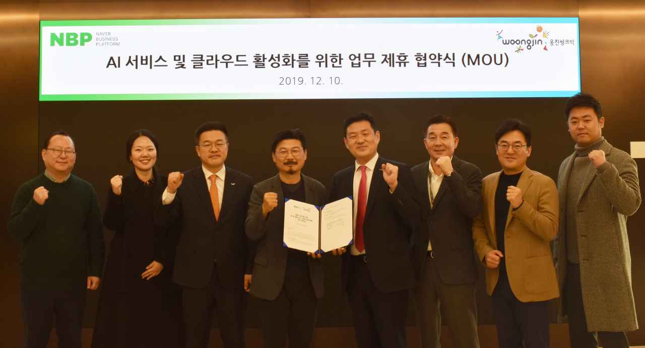 지난 10일 네이버 강남 오피스에서 가진 네이버 비즈니스 플랫폼(NBP)과 웅진씽크빅의 전략적 제휴 체결식에서 박원기NBP 대표(왼쪽 네번째)와 이재진 웅진씽크빅 대표이사(오른쪽 네번째) 등 참석자들이 기념사진을 촬영하고 있다. [네이버 제공]