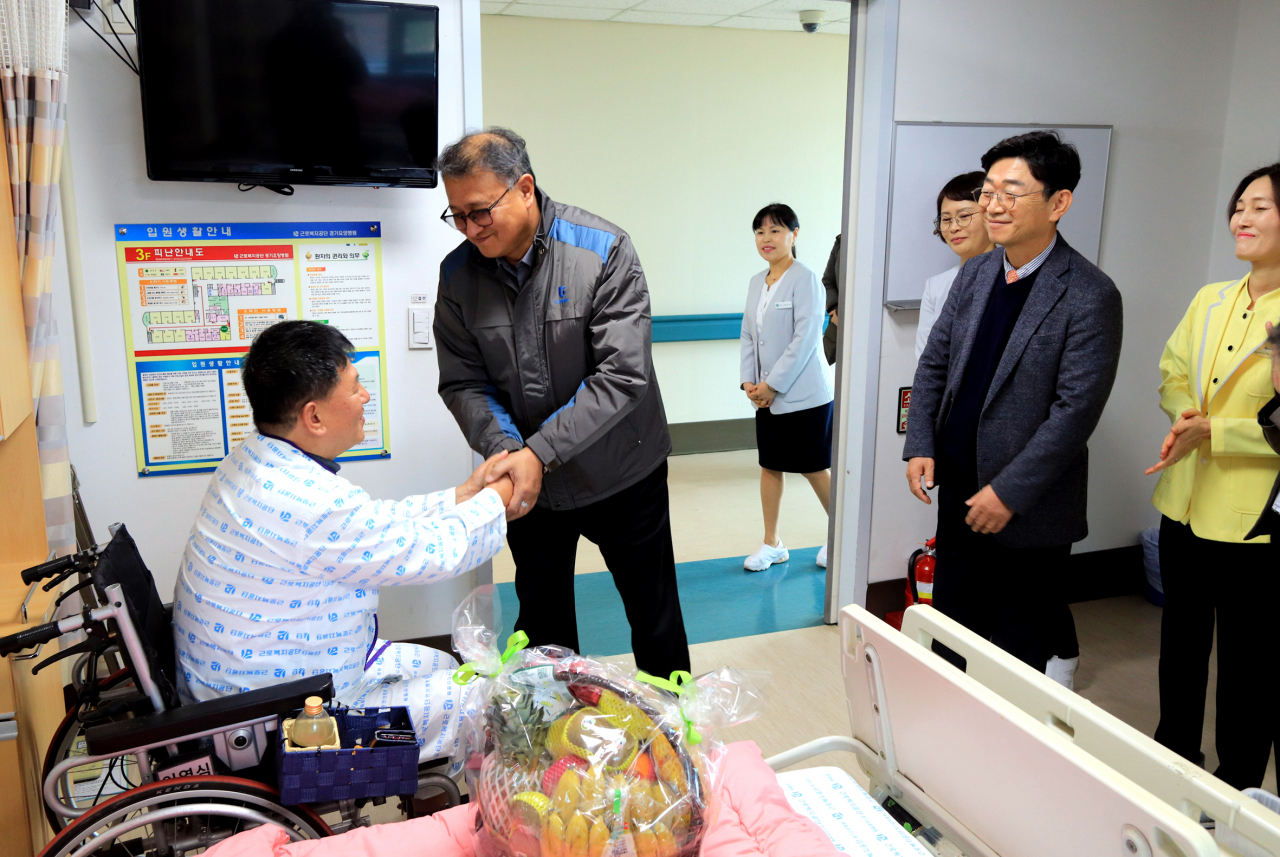 반도건설 박현일 사장이 10일 근로복지공단 경기요양병원을 방문, 건설현장 재해사고로 입원 치료중인 환자의 빠른 쾌유를 바라며 위로하고 있다.