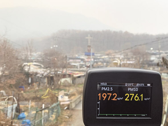 11일 오전 서울 강남구 구룡마을 입구와 뒤쪽 대모산이 뿌연 미세먼지로 덮여 있다. 미세먼지 측정기를 켜자 PM10 수치가 281.6 ㎍/㎥까지 치솟았다. 박상현 기자/pooh@heraldcorp.com