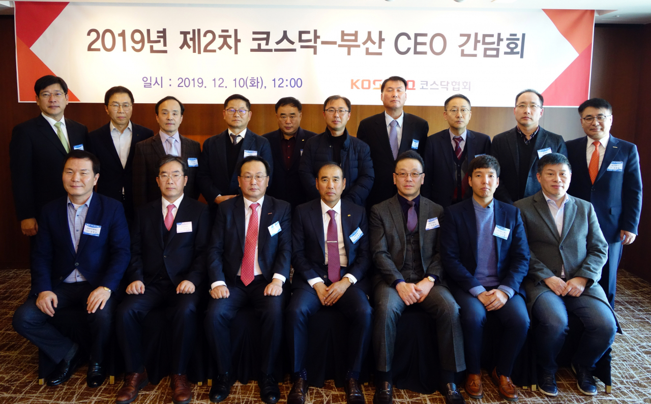 앞줄 왼쪽부터 한라아이엠에스 김영구 대표, 대호피앤씨 박창섭 대표, 코스닥협회 송윤진 상근부회장, 디케이락 노은식 대표, 세명전기공업 권철현 대표, 에스피시스템스 심효준 대표, 한국선재 이제훈 대표.뒷줄 왼쪽부터 NH투자증권 강진호 상무, NH투자증권 이창목 리서치본부장, 대호피앤씨 안병규 이사, 성광벤드 안태일 전무, 토탈소프트뱅크 김태희 이사, 케이프 김광진 이사 , 태웅 문강규 전무, 태광 류석곤 상무, 광진윈텍 변태철 이사, 코스닥협회 김홍철 전무. [코스닥협회 제공]