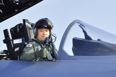 올해의 ‘탑건’에 선정된 F-15K 전투기 조종사 조영재 소령. [공군 제공]