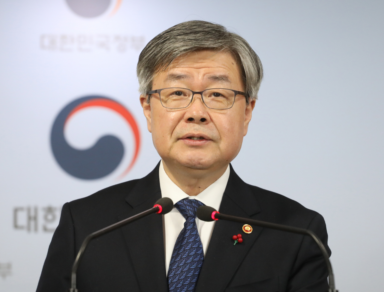 이재갑 고용노동부 장관이 11일 오전 서울 종로구 정부서울청사에서 열린 '주52시간제 현장 안착을 위한 보완대책'을 발표하고 있다. [연합]