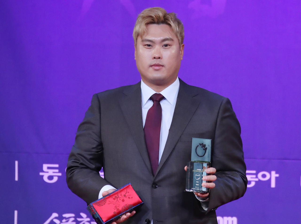 미국 프로야구 메이저리그 LA 다저스 투수 류현진이 11일 서울 광화문 포시즌스호텔에서 열린 'CMS와 함께하는 동아스포츠대상' 시상식에서 특별상을 수상하고 있다. [연합]