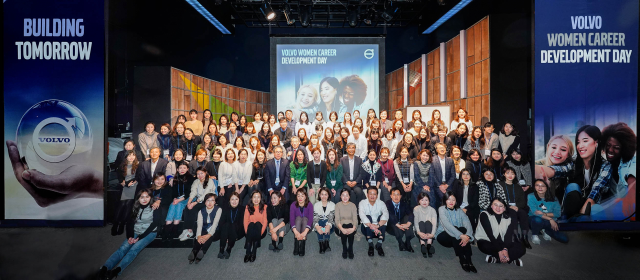 볼보그룹코리아가 10일 서울 한남동에 위치한 블루스퀘어에서 ‘여성 경력 개발의 날(Women Career Development Day)’ 워크샵을 개최한 후 기념사진을 촬영하고 있다. [볼보그룹코리아 제공]