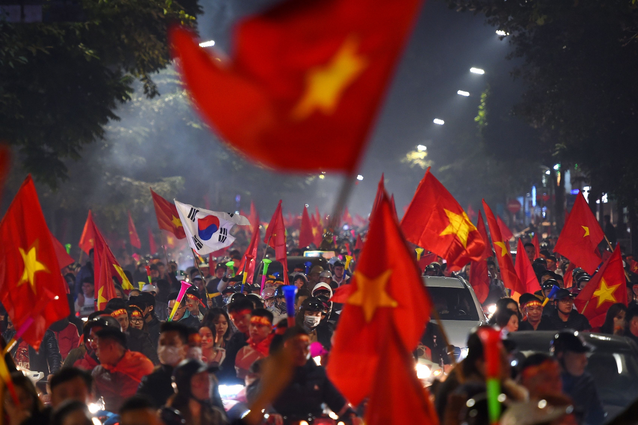 베트남 국민들, 축구 우승 환호. 베트남 국기 물결 속에 태극기도 보인다.[연합뉴스]