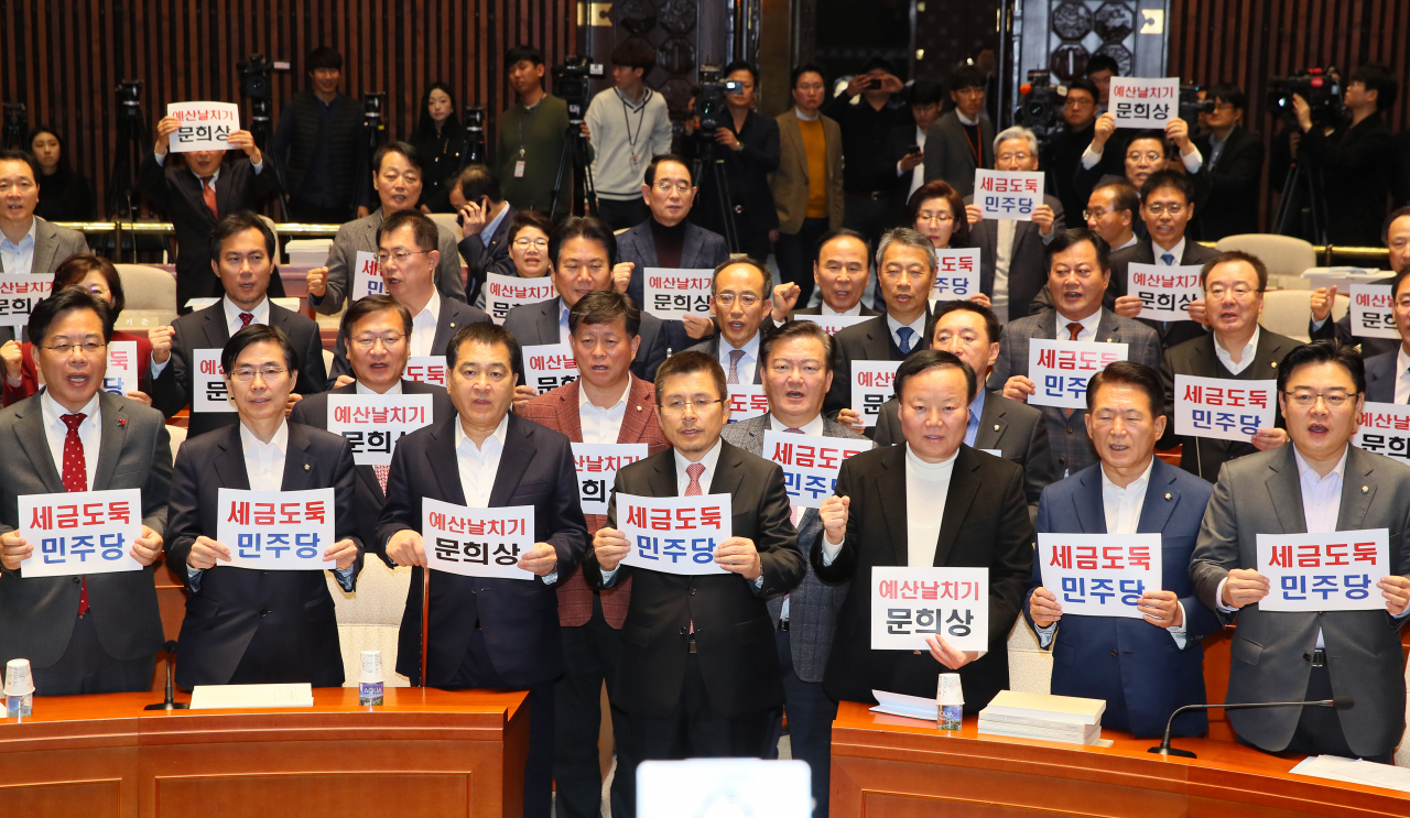 자유한국당 황교안 대표, 심재철 원내대표 등 의원들이 11일 국회에서 열린 의원총회에서 손팻말을 들고 "세금도둑 민주당, 예산날치기 문희상"을 외치고 있다. [연합]