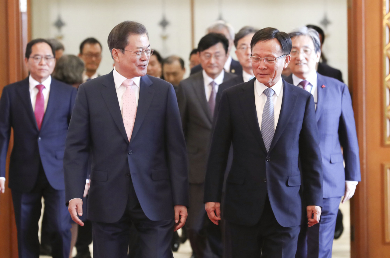 문재인 대통령이 11일 오전 청와대에서 신임장을 수여한 대사들과 간담회장으로 이동하고 있다. 오른쪽은 이수혁 주미국 대사. [연합]