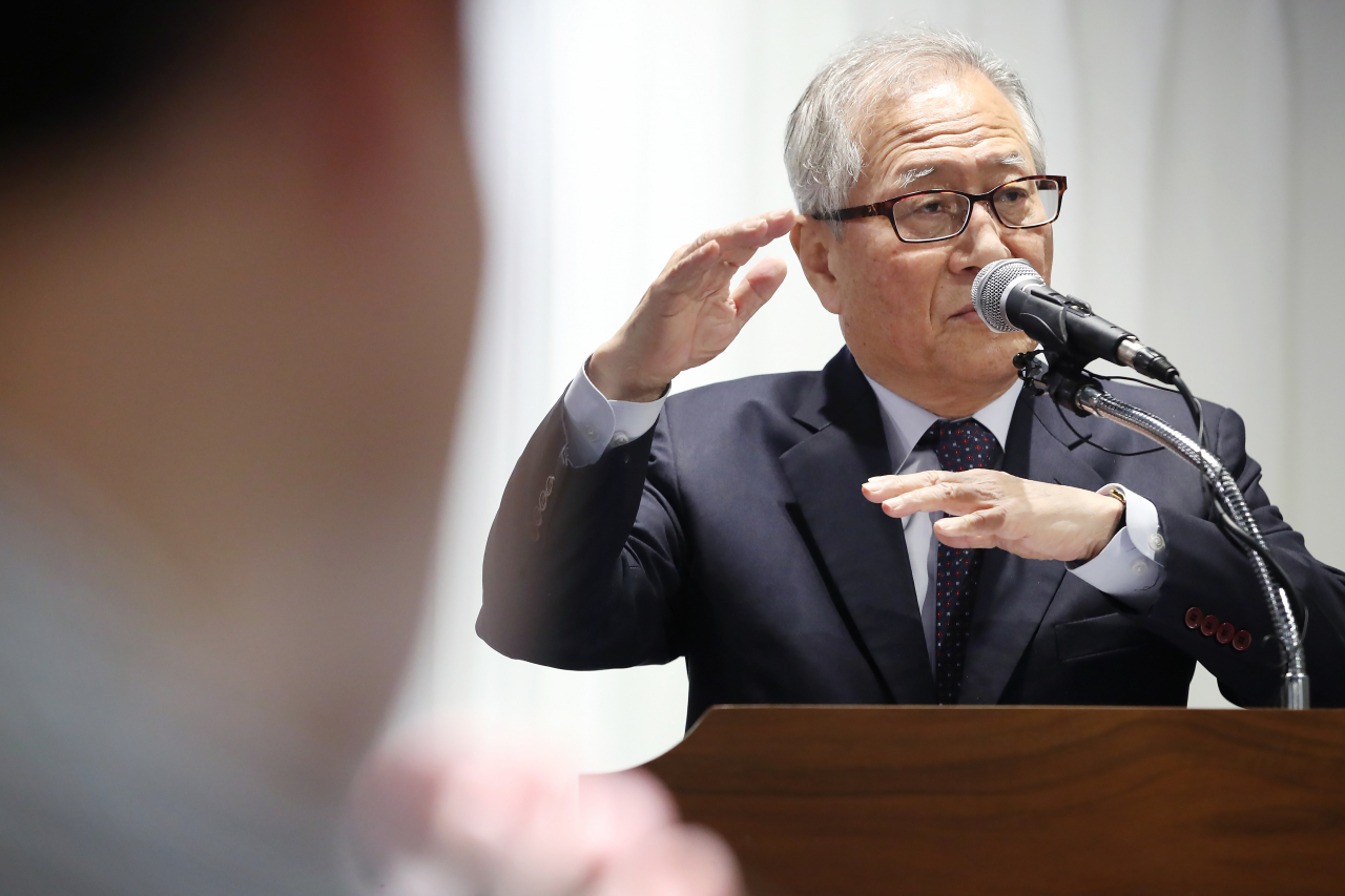 정세현 민주평화통일자문회의(민주평통) 수석부의장은 11일 통일부 출입기자단과의 간담회에서 북한이 이달 하순 예고한 노동당 중앙위원회 제7기 제5차 전원회의에서 핵활동 재개를 선언할 가능성도 있다고 전망했다. [연합]