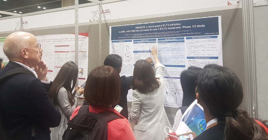 지난 7일부터 10일까지 미국 올랜도에서 열린 ASH에서 한미약품이 포스터로 발표한 항암신약 후보물질 HM43239의 주요 내용을 참석자들이 확인하고 있다.