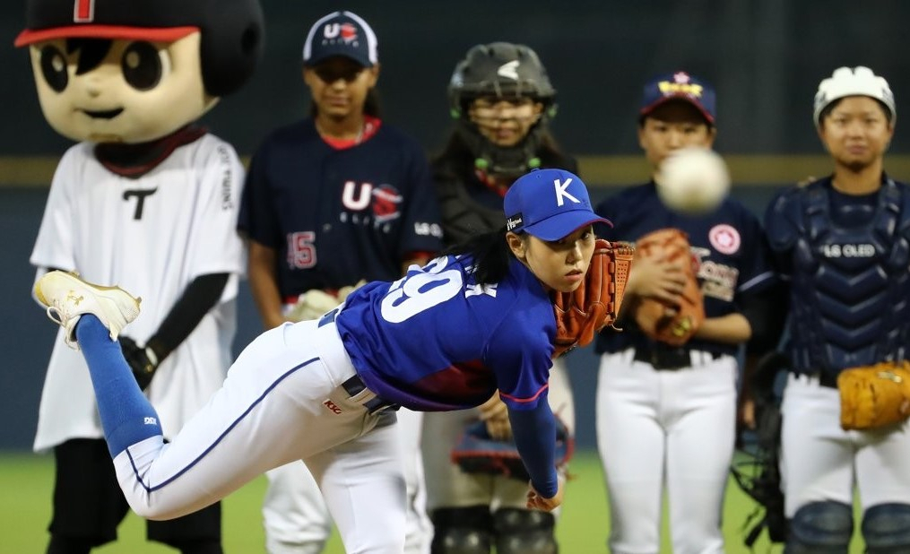 지난 8월 21일 오후 잠실야구장에서 열린 2019 KBO리그 KIA와 LG 경기에 앞서 한국 여자야구 대표 김라경이 시구를 하고 있다.[연합]