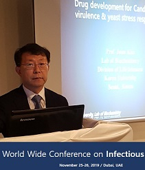 진균미생물 전문가인 김준 교수가 최근 아랍에미리트(UAE) 두바이에서 열린 ‘2019 국제감염학회(World Conference on Infectious Diseases 2019)’에서 칸디다 알비칸스에 작용하는 항진균제 개발 사실을 발표하고 있다.